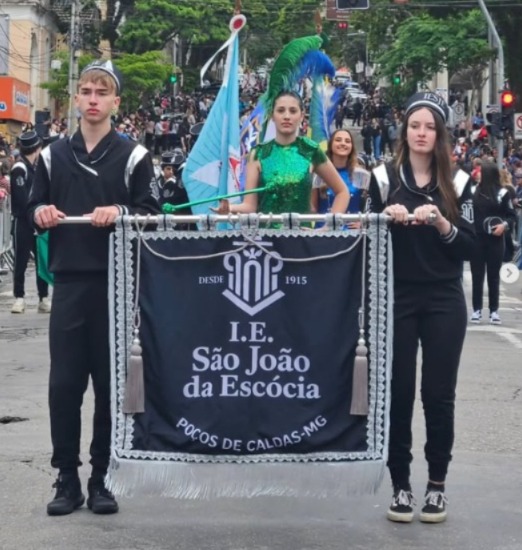 Desfile cívico marca unidade entre os colégios Pelicano e Sete de Setembro